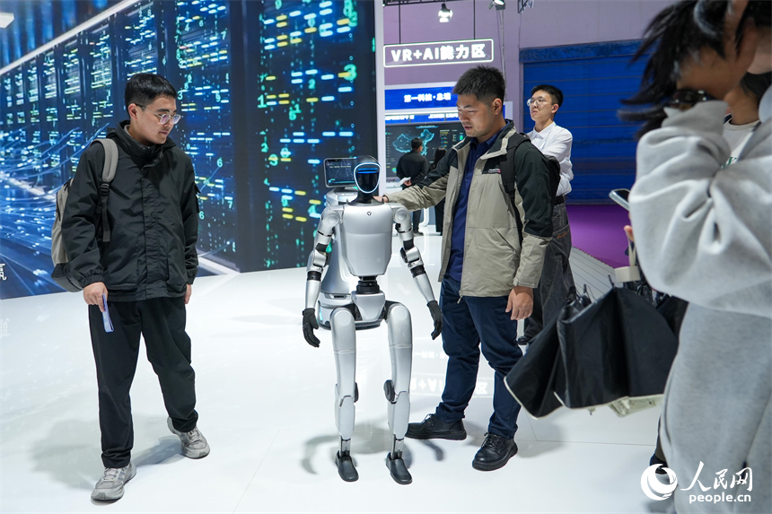 大会现场，市民与游客沉浸式体验各类VR交互设备。人民网 涂诗轩摄