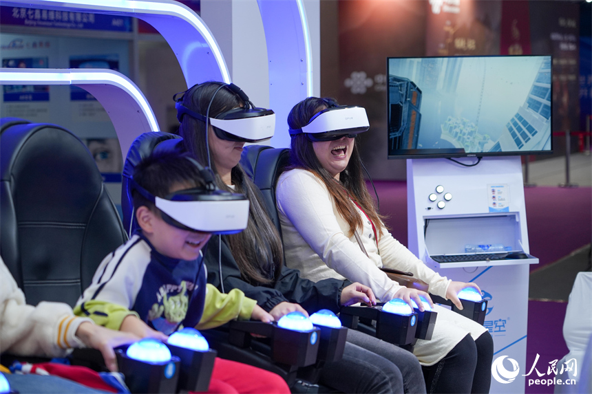 大会现场，市民与游客沉浸式体验各类VR交互设备。人民网 涂诗轩摄