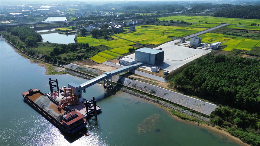 江西吉安峽江王家村碼頭，貨輪正在卸載貨物。胡文杰攝