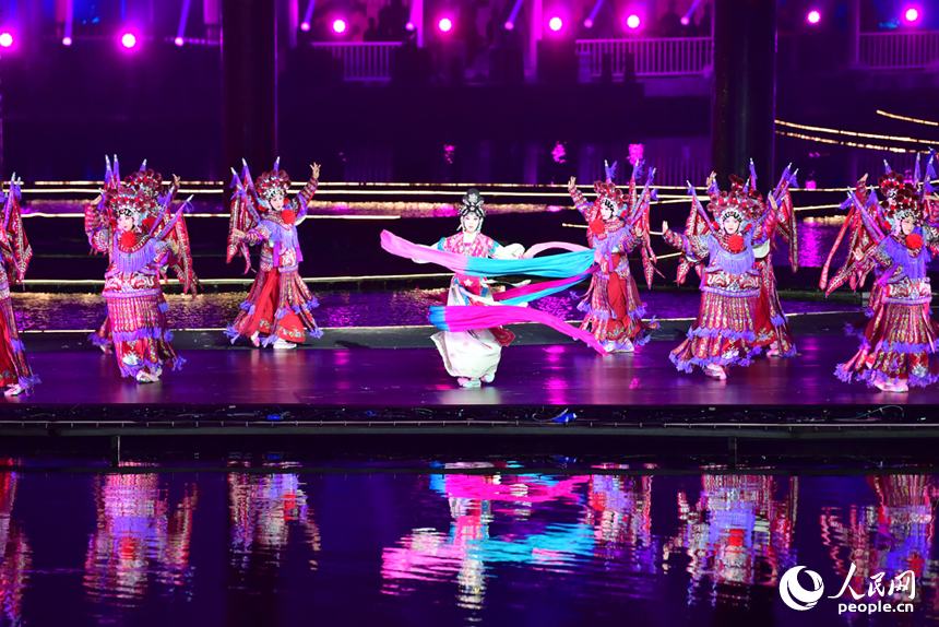 2025年第七届汤显祖国际戏剧交流月活动开幕，大型沉浸式演出给观众带来视听盛宴。人民网记者 时雨摄