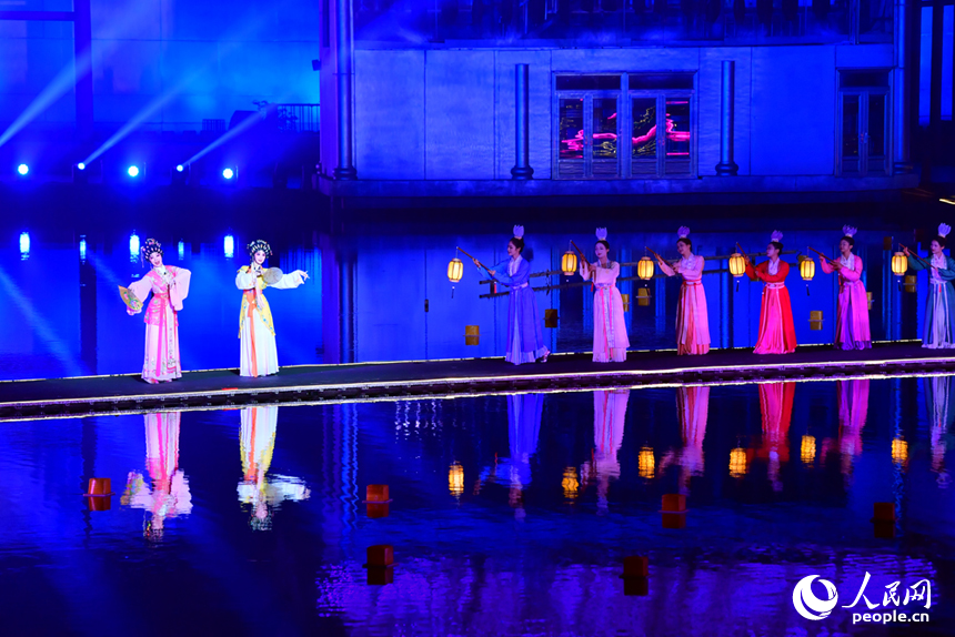 2025年第七届汤显祖国际戏剧交流月活动开幕，大型沉浸式演出给观众带来视听盛宴。人民网记者 时雨摄