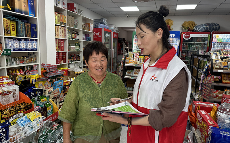 圖為志願者為客戶講解《老年人權益保障法》。楊珉攝