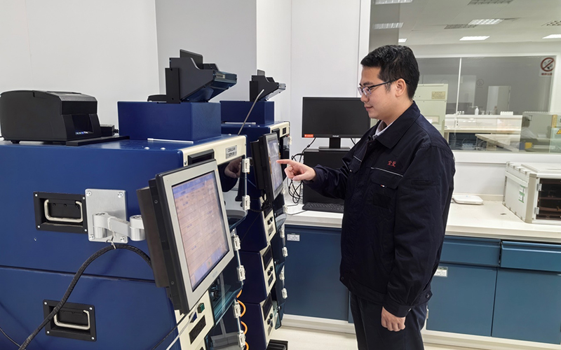 圖為該廠品質管理科成品檢驗員在綜合測試台檢測煙支物理指標。劉斌攝