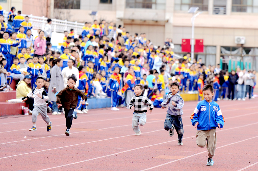 孩子们正在参加百米赛。