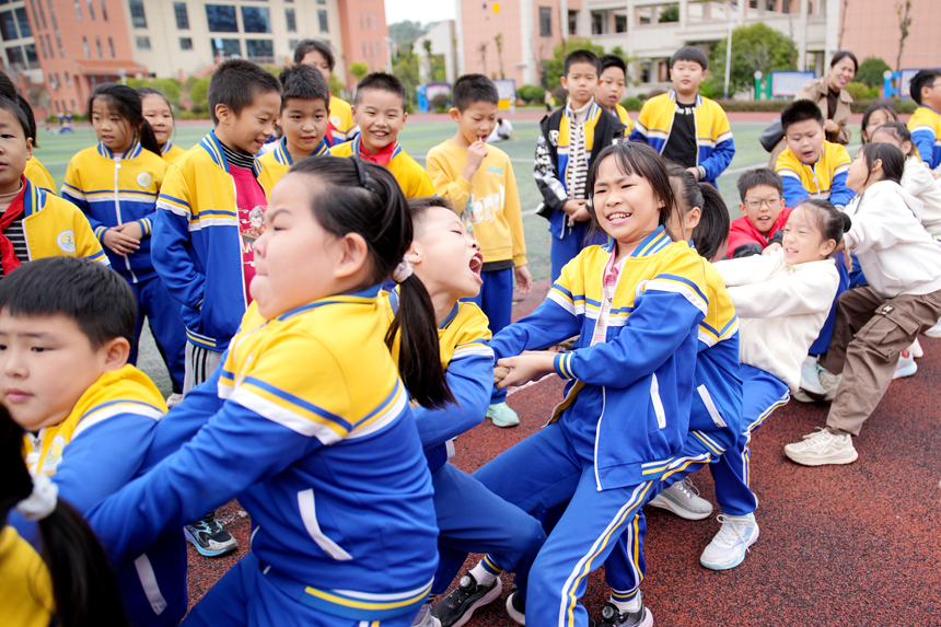 孩子们正在参加拔河比赛。