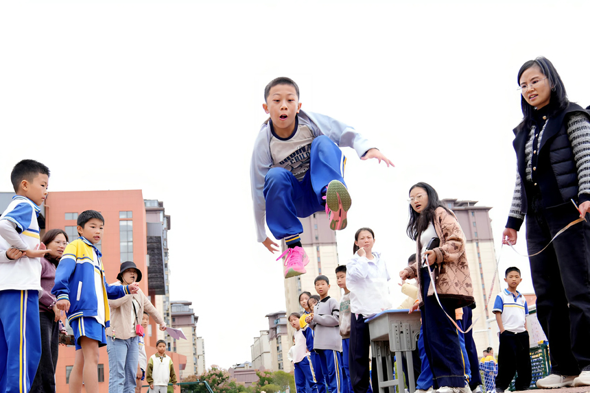 孩子们正在参加跳远比赛。
