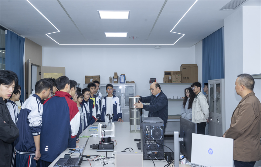 同學們參觀先進實驗室。