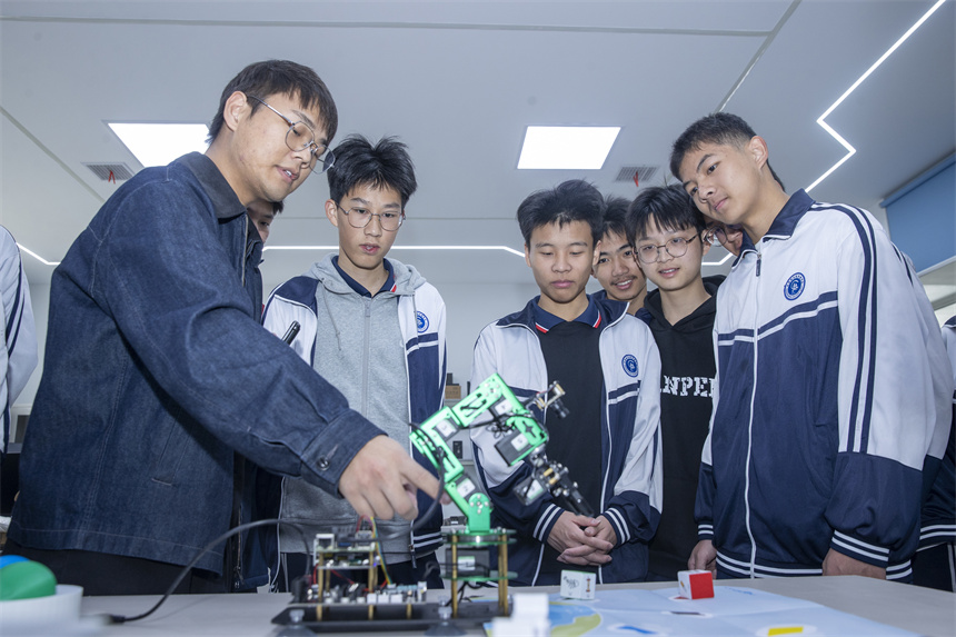 同學們參觀先進實驗室。