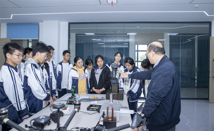 同學們參觀先進實驗室。