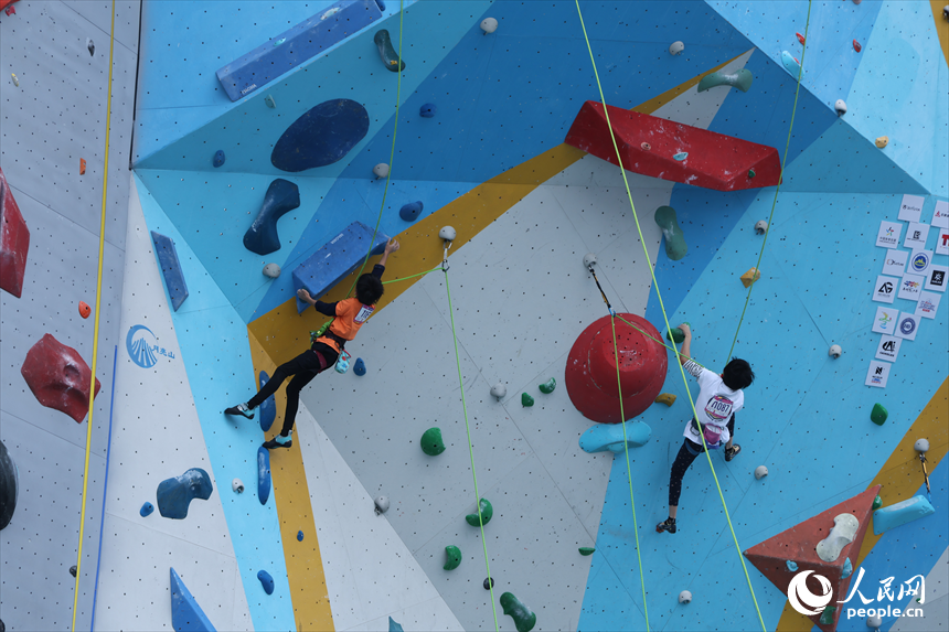 2025年全国青少年U系列攀岩联赛（江西全南站）A10组男子难度赛比赛现场。吴一帆摄