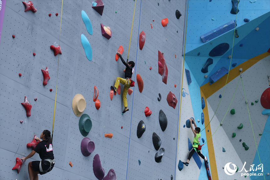 2025年全國青少年U系列攀岩聯賽（江西全南站）比賽現場，參賽運動員正奮力攀爬。吳一帆攝