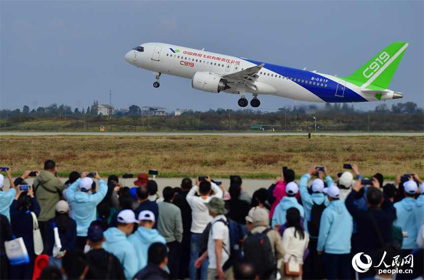 2025南昌飞行大会开幕，国产大飞机C919腾空而起。人民网记者 时雨摄