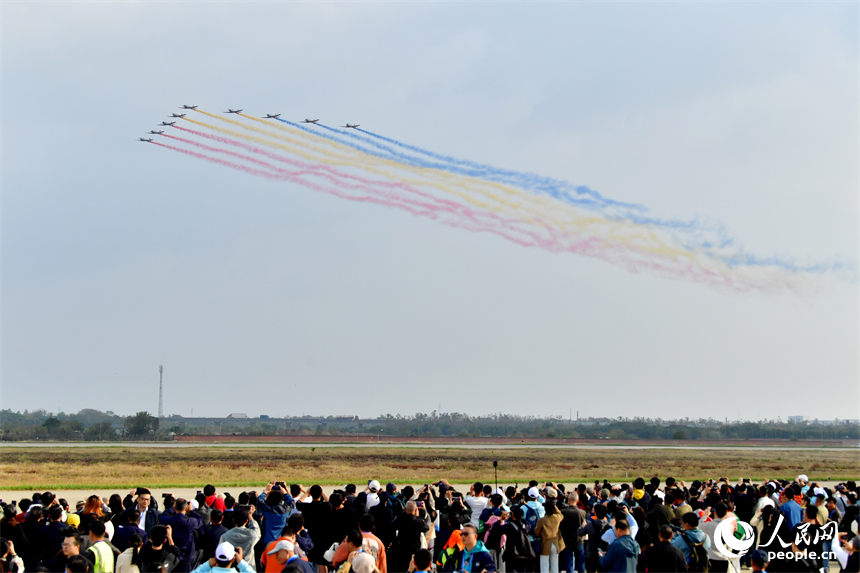 空军航空大学“天之翼”飞行表演队在瑶湖机场上空表演。人民网记者 时雨摄