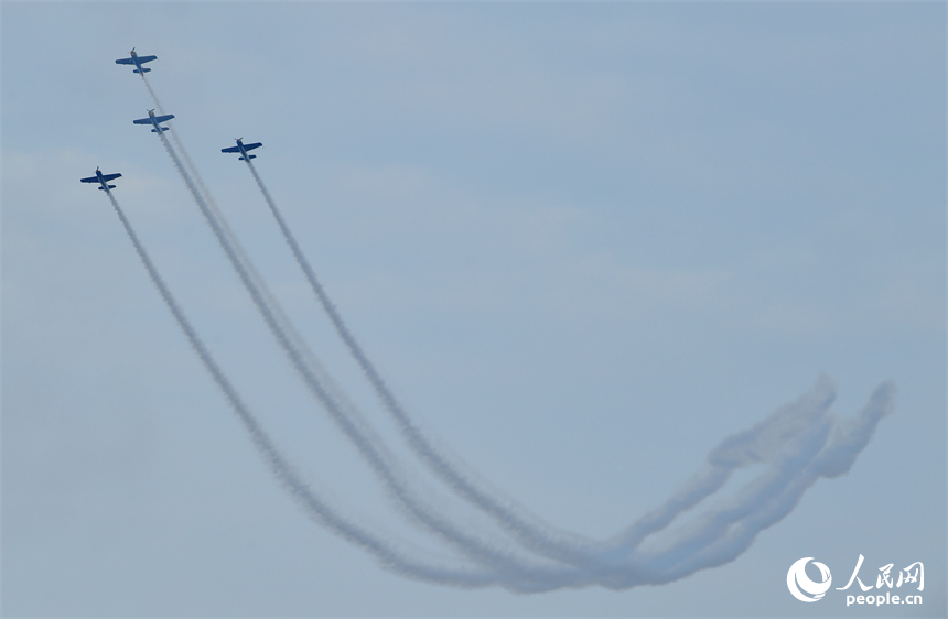 欧洲“空中骇客”飞行表演队在瑶湖机场上空表演。人民网记者 时雨摄