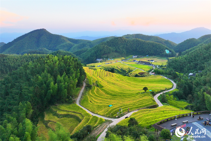 赣州市崇义县上堡乡，层层叠叠的梯田沿山体绵亘蜿蜒，与错落分布的农家房屋、旅游民宿相映成画。人民网 朱海鹏摄