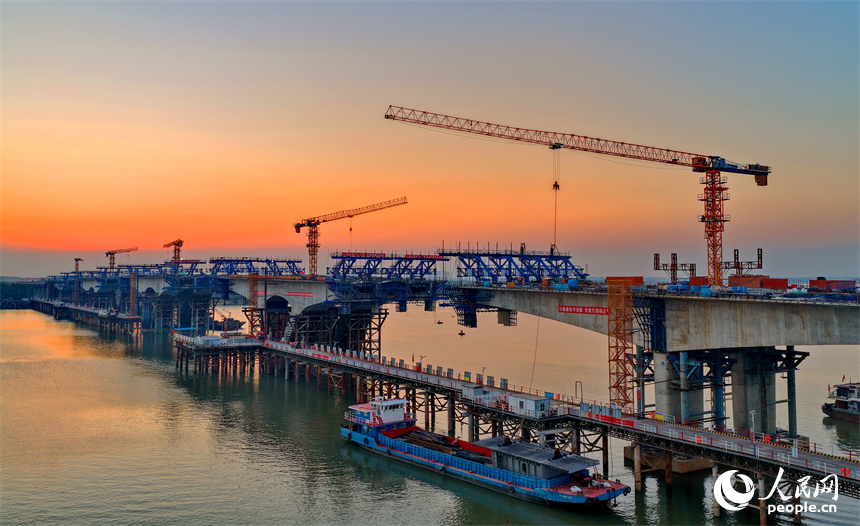 南昌市昌南大桥建设现场，主桥桥墩、桥梁建设有序推进。人民网 朱海鹏摄