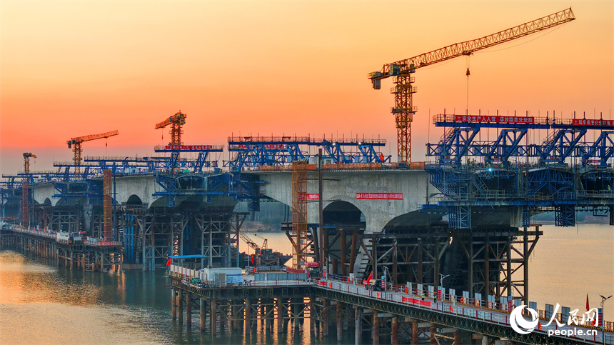 南昌市昌南大桥建设现场，主桥桥墩、桥梁建设有序推进。人民网 朱海鹏摄