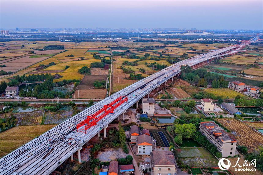 南昌市昌南大桥建设现场，主桥桥墩、桥梁建设有序推进。人民网 朱海鹏摄