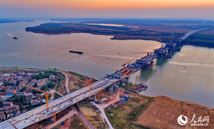 南昌市昌南大桥建设现场，主桥桥墩、桥梁建设有序推进。人民网 朱海鹏摄