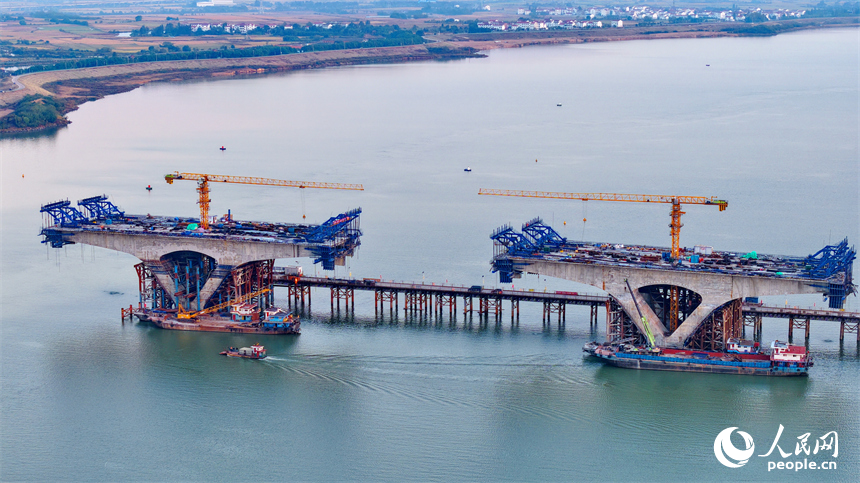 南昌市昌南大桥建设现场，主桥桥墩、桥梁建设有序推进。人民网 朱海鹏摄