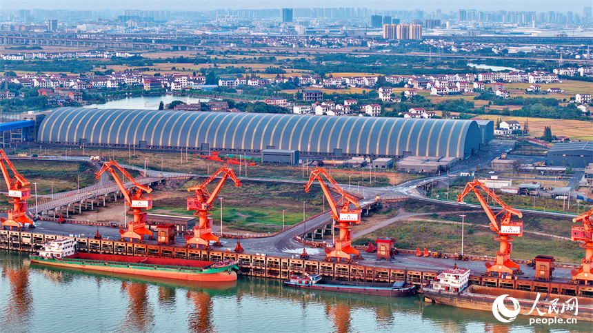 南昌市姚湾综合码头，起重机在装运电煤。人民网 朱海鹏摄