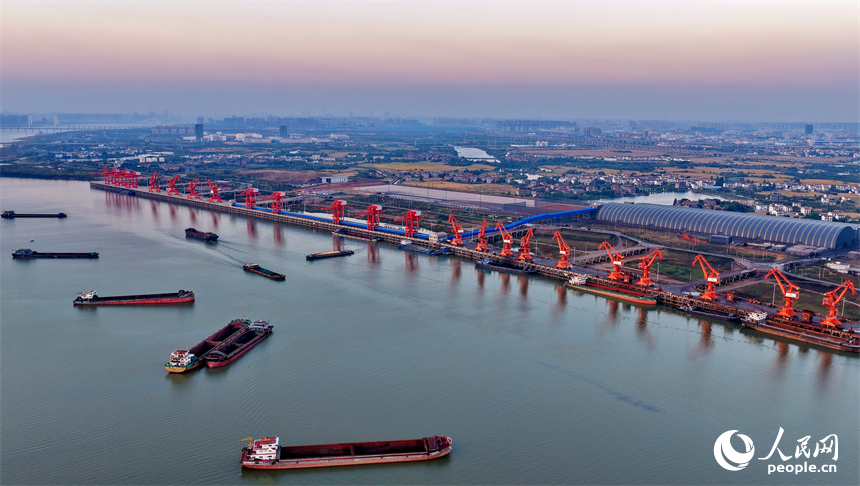 南昌市姚湾综合码头，起重机在装运电煤。人民网 朱海鹏摄