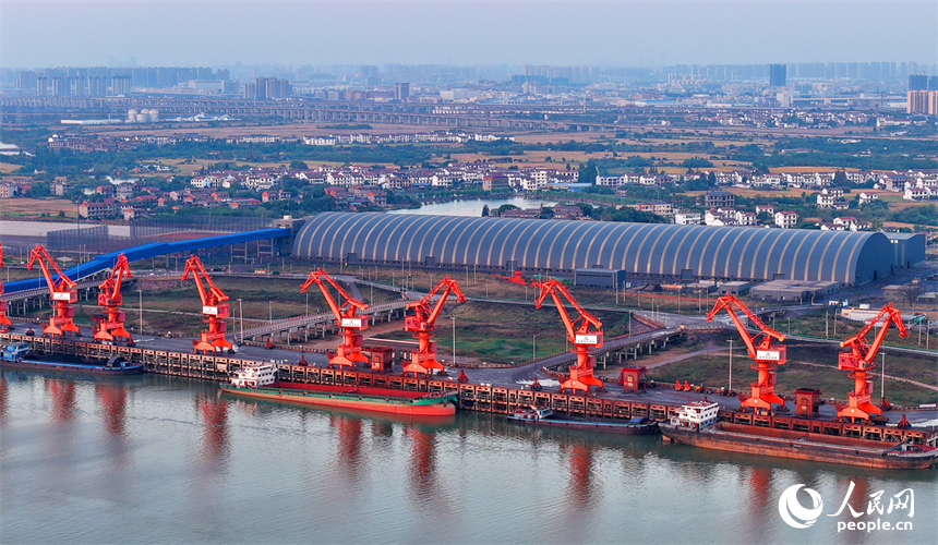 南昌市姚湾综合码头，起重机在装运电煤。人民网 朱海鹏摄