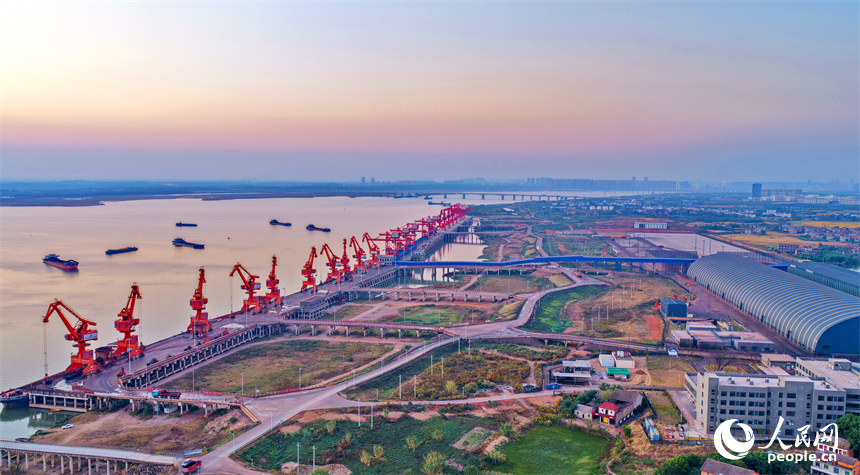 南昌市姚湾综合码头，起重机在装运电煤。人民网 朱海鹏摄