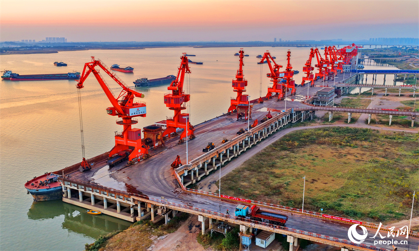 南昌市姚湾综合码头，起重机在装运电煤。人民网 朱海鹏摄