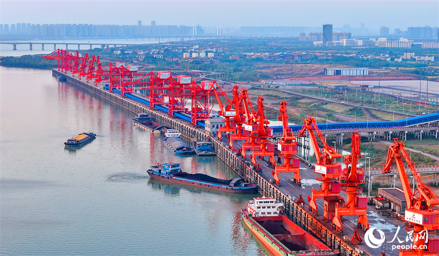 南昌市姚湾综合码头，起重机在装运电煤。人民网 朱海鹏摄