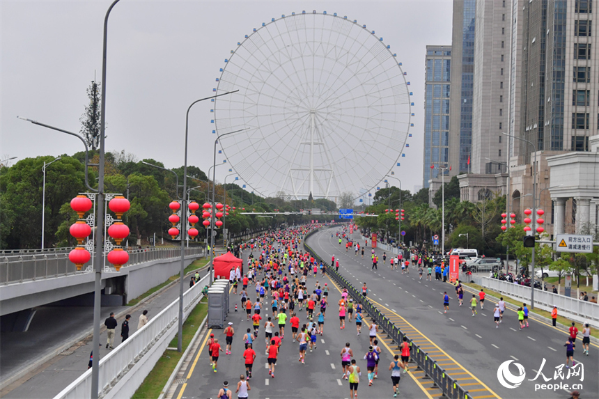 來自全國各地的3.2萬名跑者奔跑在贛江畔的賽道上，在奔跑中深度感受南昌的多元魅力。人民網記者 時雨攝