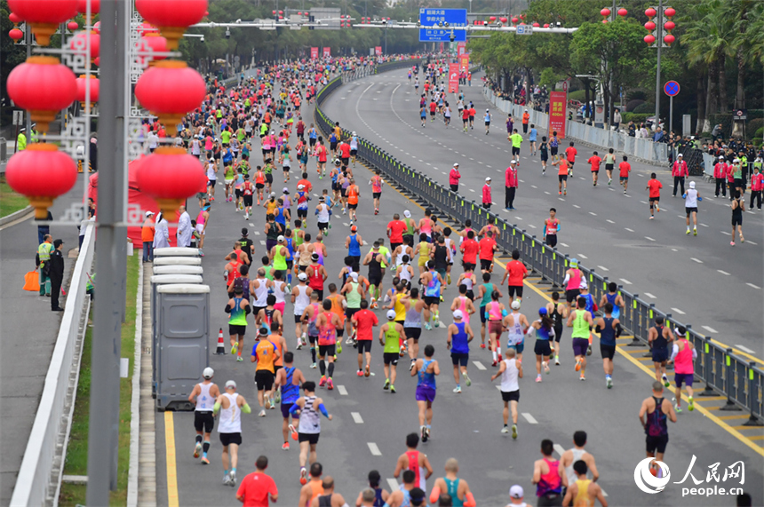 來自全國各地的3.2萬名跑者奔跑在贛江畔的賽道上，在奔跑中深度感受南昌的多元魅力。人民網記者 時雨攝