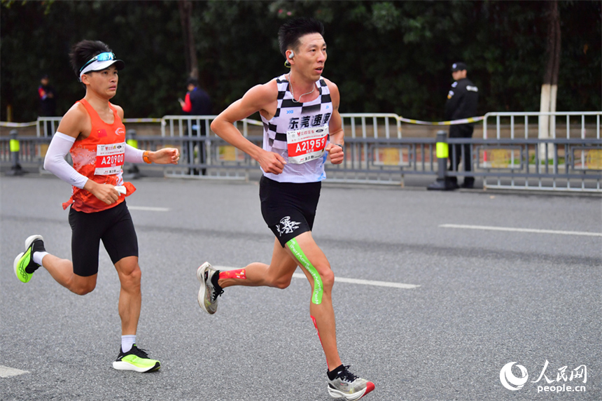 來自全國各地的3.2萬名跑者奔跑在贛江畔的賽道上，在奔跑中深度感受南昌的多元魅力。人民網記者 時雨攝