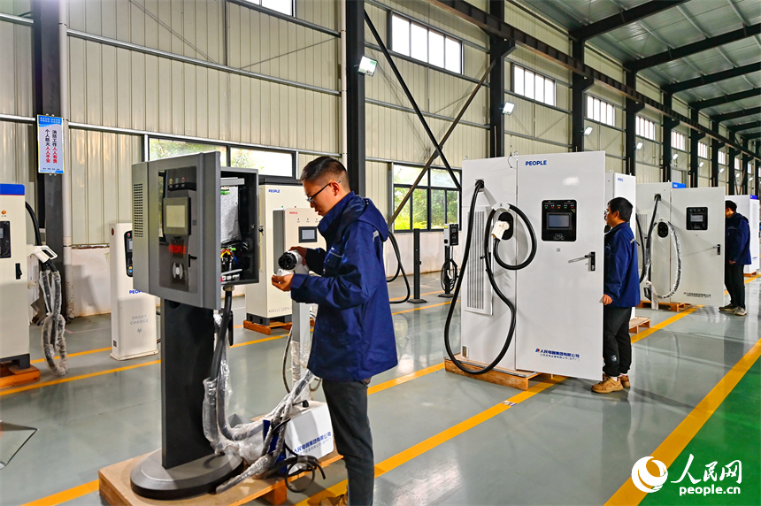 工人在生產測試新能源汽車智能充電樁。人民網 朱海鵬攝