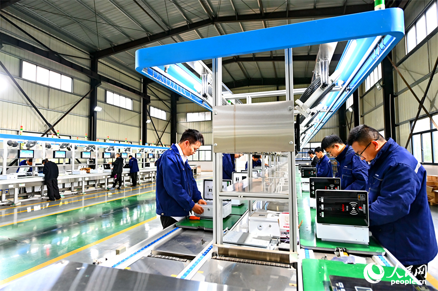 工人在生产测试新能源汽车智能充电桩。人民网 朱海鹏摄