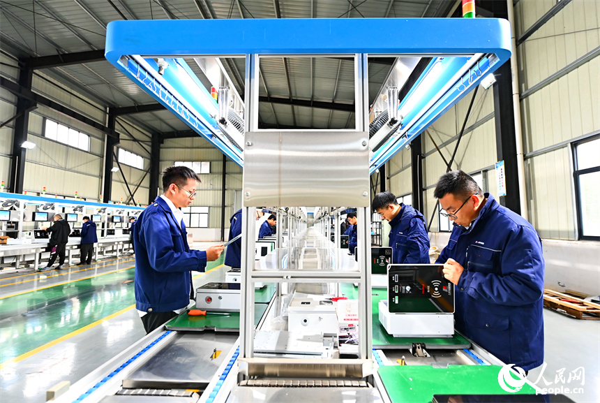 江西崇仁：新能源汽车充电桩生产忙