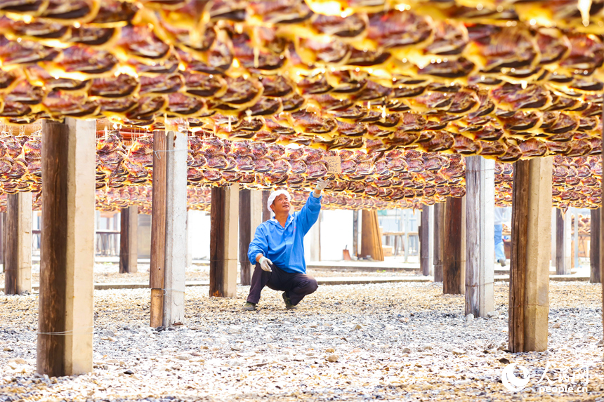 江西大余：板鸭飘香晾晒忙