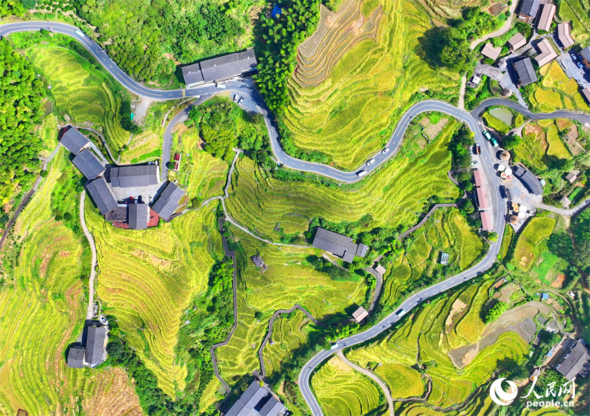 江西崇义：路畅景美引客来