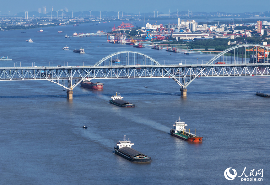 江西九江：长江航运忙