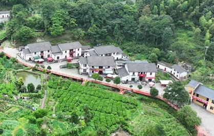 村民在“家门口”吃上“旅游饭”