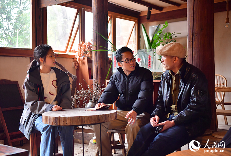 鄉村干部來到湖陂村，傾聽“新村民”心聲。人民網記者 時雨攝