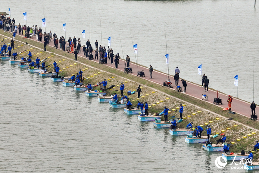休閑垂釣區的選手正在湖邊競技。人民網記者 時雨攝