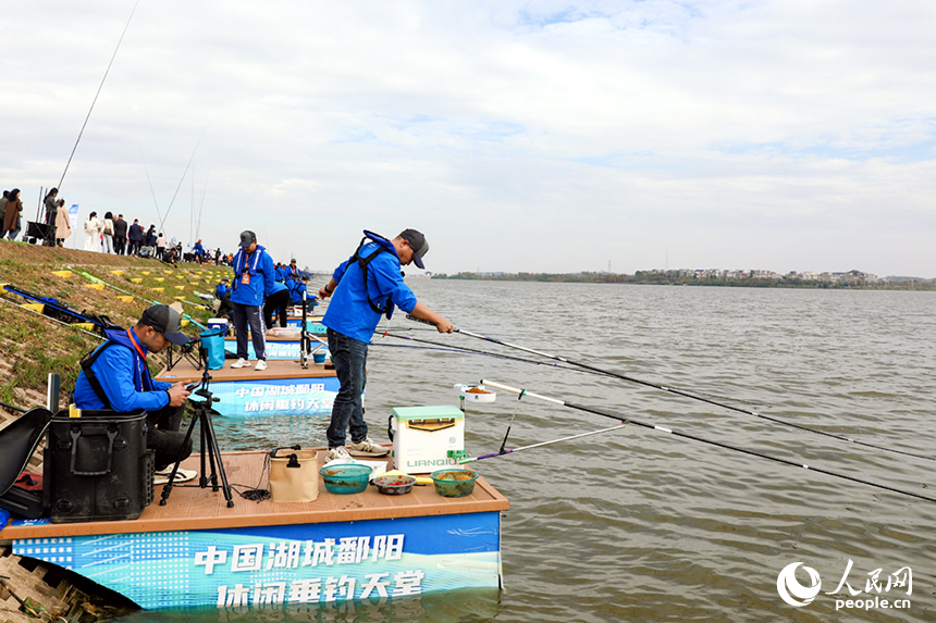 休闲垂钓区的选手正在湖边竞技。人民网记者 时雨摄
