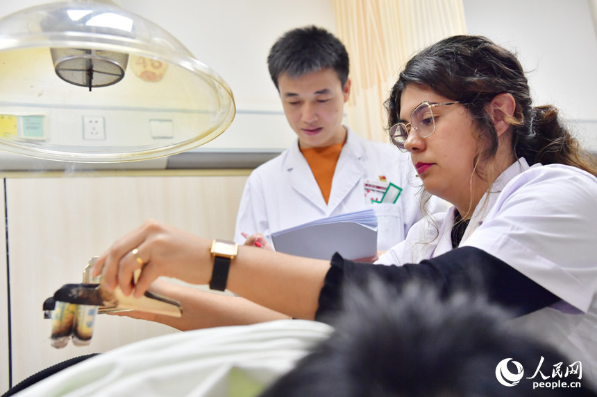 “洋中醫”正在進行熱敏灸治療的考核。人民網記者 時雨攝