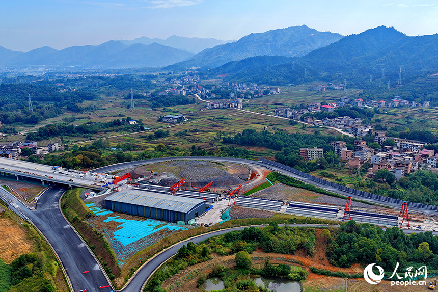 高田特大橋建設現場橋墩林立，工人在建設跨滬昆線轉體T梁。人民網記者 朱海鵬攝