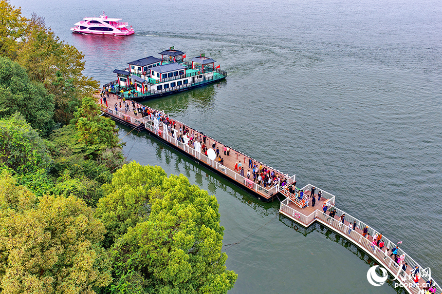 新余市仙女湖景區，許多中老年游客乘船前來游玩。人民網記者 朱海鵬攝