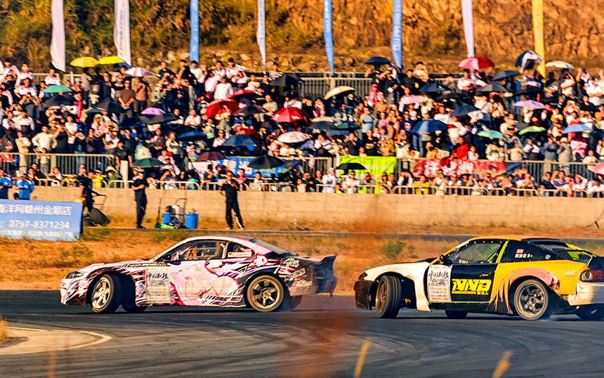2025粤港澳大湾区汽车飘移锦标赛江西上犹站比赛现场。罗宁摄