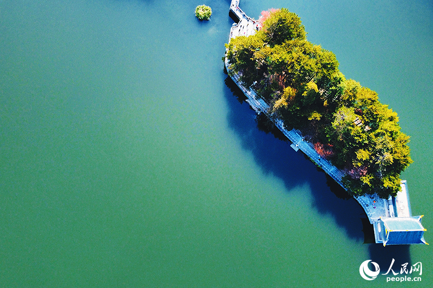 江西省庐山市庐山风景区如琴湖的迷人风景。人民网记者 邱烨摄