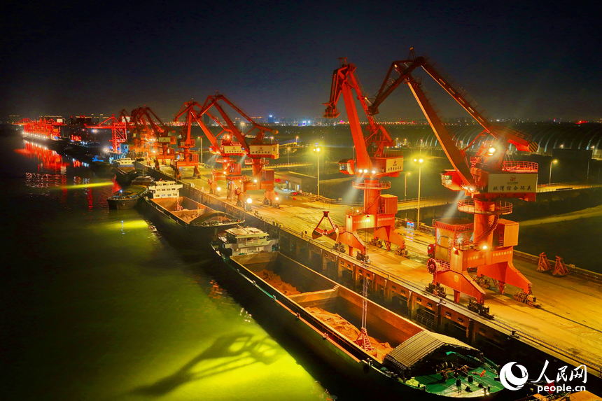 南昌市姚灣綜合碼頭，夜間的作業區燈火通明，電煤、砂石等散貨裝卸作業有序進行。人民網記者 朱海鵬攝