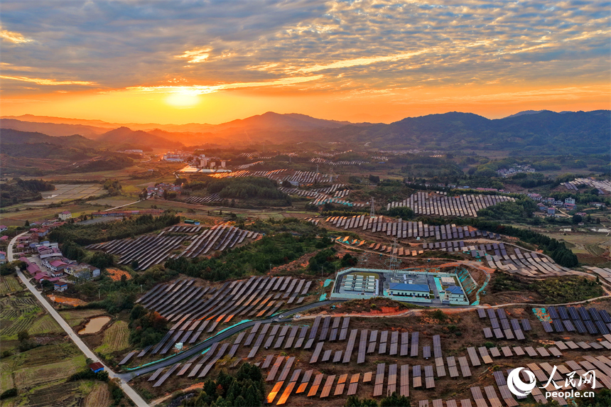 抚州市广昌县千善乡的华润广昌千善光伏项目基地，鳞次栉比的光伏板熠熠生辉。人民网记者 朱海鹏摄